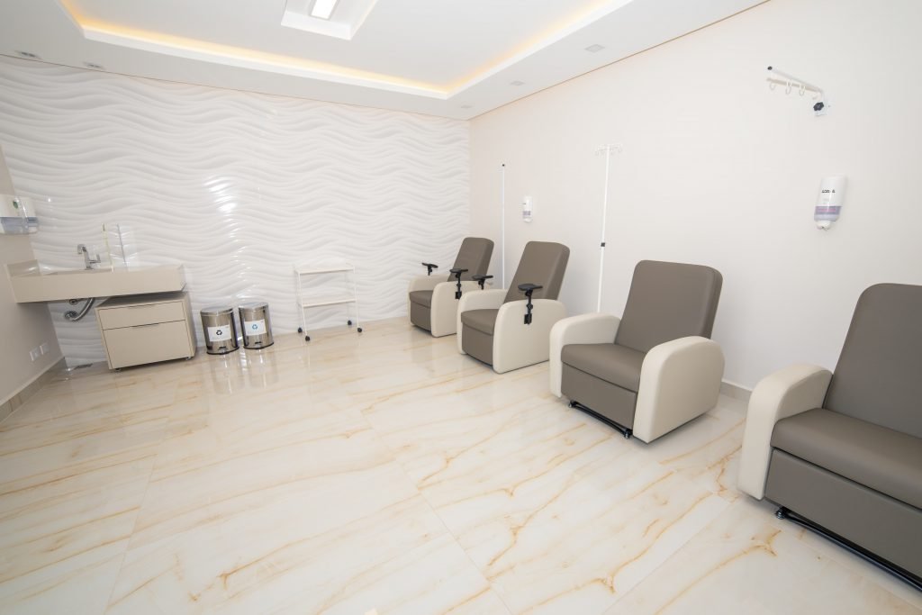 Poltronas da sala de aplicação da Clínica Franco do Amaral